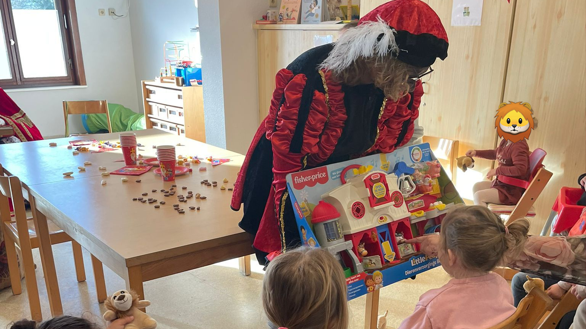 Sinterklaas die kinderen begroet in een woonkamer